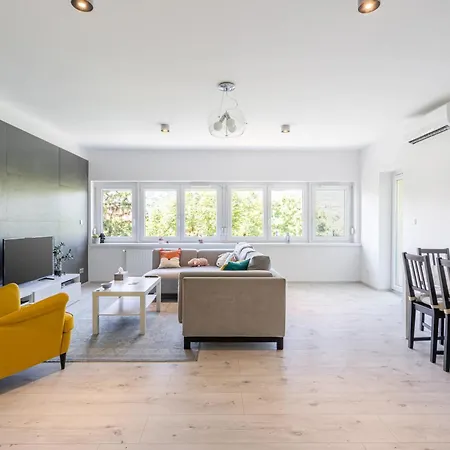 Earthy Elegance * Budapešť